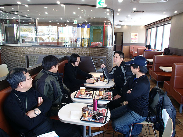 マクドナルドにて歓談中